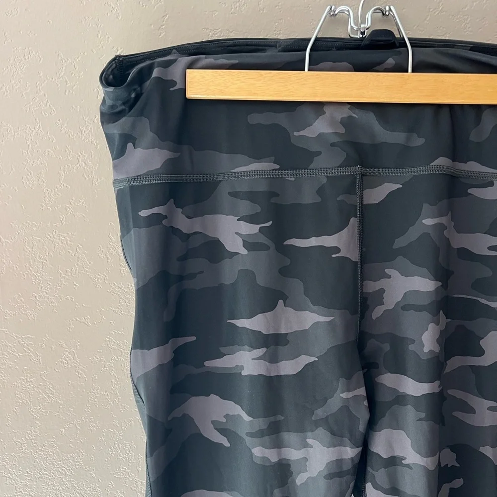 Athleta Ultimate 7/8 Camo Legging - Picture 2 of 11